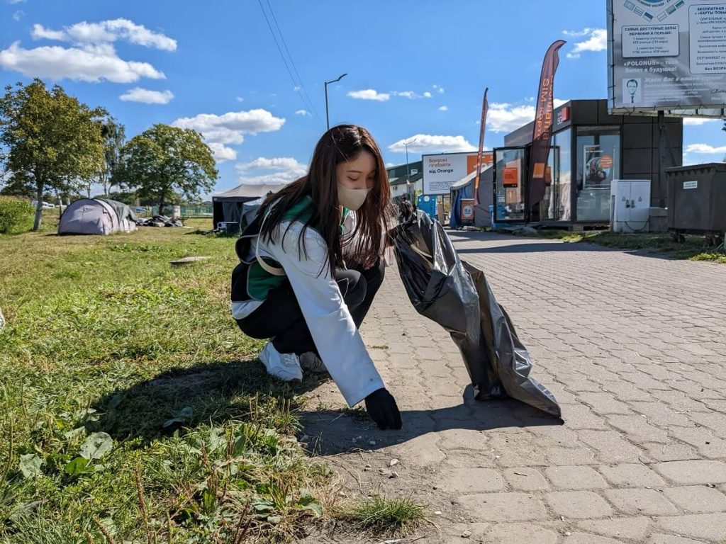 道に落ちているゴミ拾いのボランティアをする女性参加者