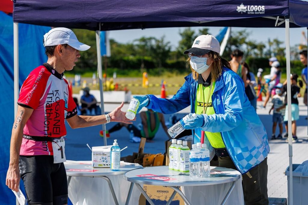 スポーツ大会で飲み物を配るボランティア